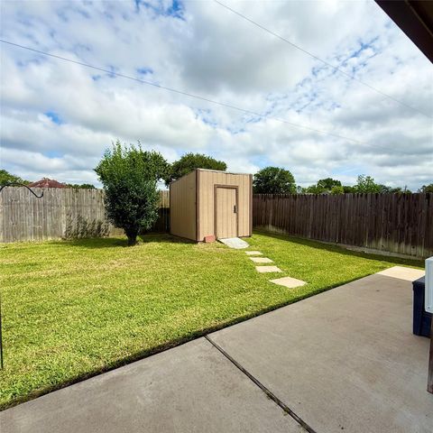 141 Majestic Oak Circle, Lake Jackson, TX 77566