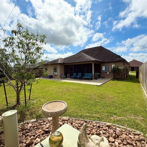 141 Majestic Oak Circle, Lake Jackson, TX 77566