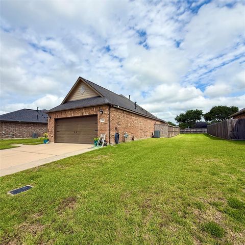 141 Majestic Oak Circle, Lake Jackson, TX 77566
