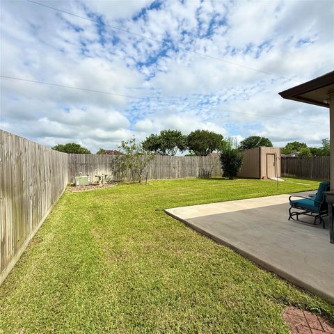 141 Majestic Oak Circle, Lake Jackson, TX 77566