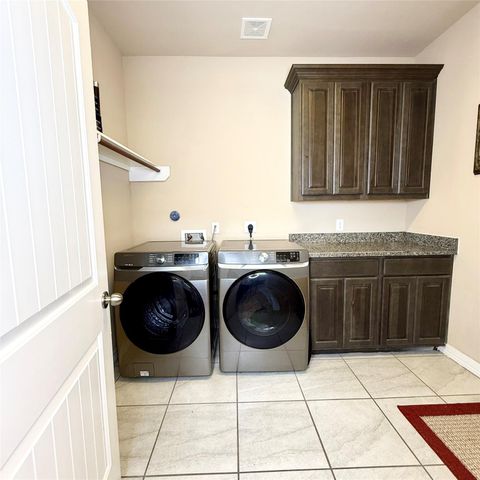 141 Majestic Oak Circle, Lake Jackson, TX 77566