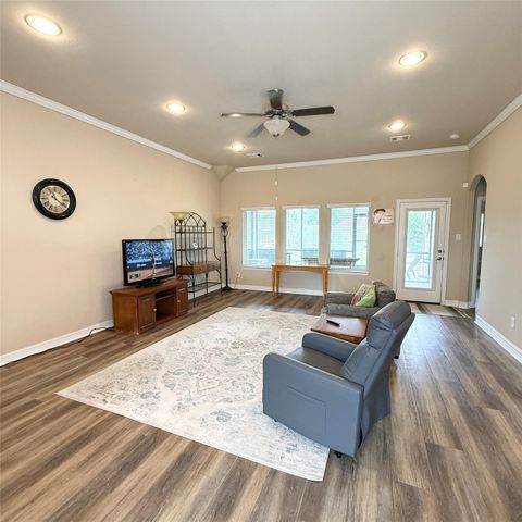 141 Majestic Oak Circle, Lake Jackson, TX 77566