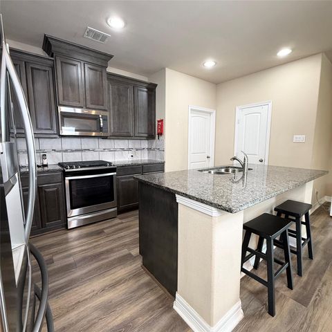 141 Majestic Oak Circle, Lake Jackson, TX 77566