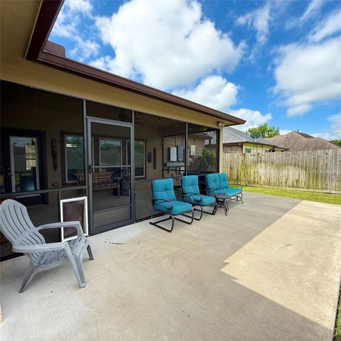 141 Majestic Oak Circle, Lake Jackson, TX 77566