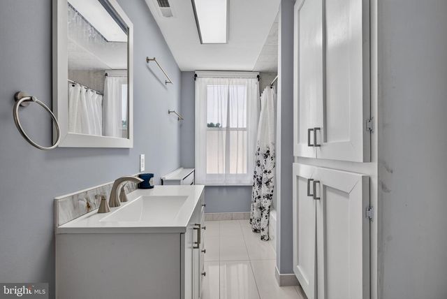 1 OAKVIEW AVE, Cherry Hill, NJ 08002
