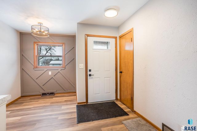 808 S Thompson Ave Avenue, Sioux Falls, SD 57103