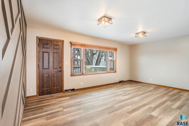 808 S Thompson Ave Avenue, Sioux Falls, SD 57103