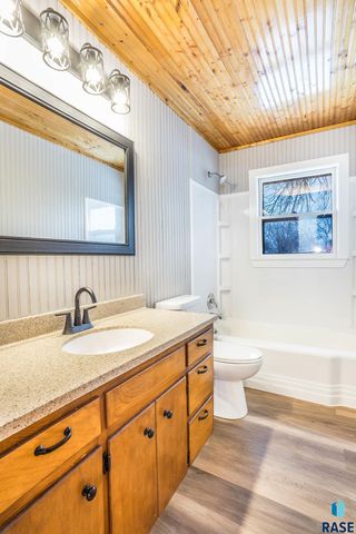 808 S Thompson Ave Avenue, Sioux Falls, SD 57103