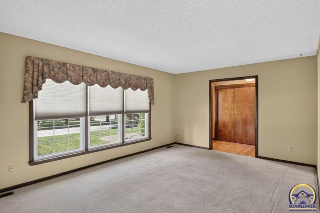 3539 NW 45th Ct, Topeka, KS 66618