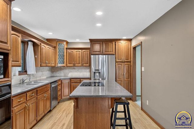 3539 NW 45th Ct, Topeka, KS 66618