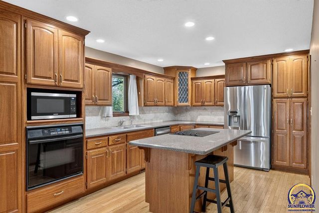 3539 NW 45th Ct, Topeka, KS 66618