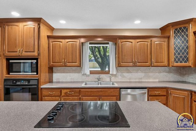 3539 NW 45th Ct, Topeka, KS 66618