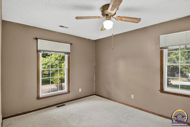3539 NW 45th Ct, Topeka, KS 66618