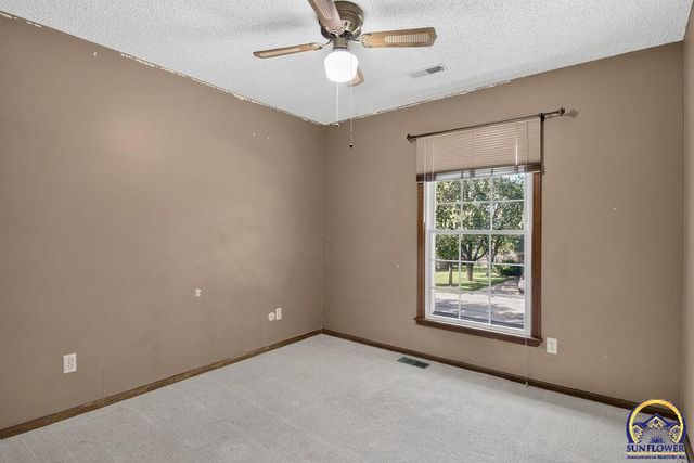 3539 NW 45th Ct, Topeka, KS 66618
