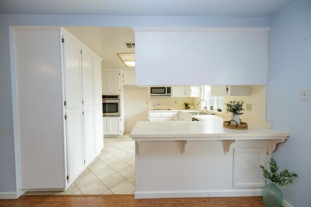 495 Valdapena Way, Escalon, CA 95320