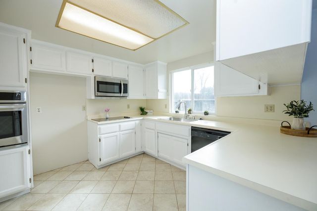 495 Valdapena Way, Escalon, CA 95320