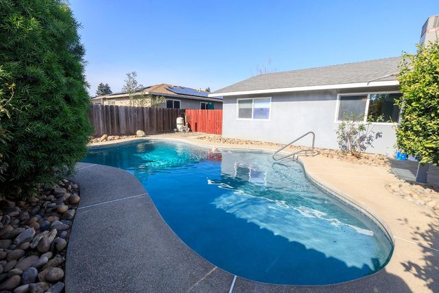 495 Valdapena Way, Escalon, CA 95320