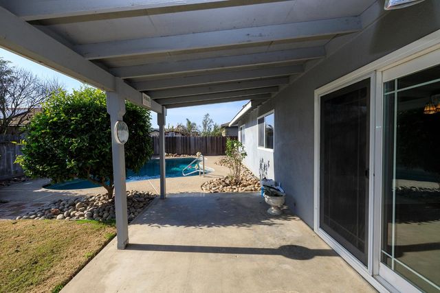 495 Valdapena Way, Escalon, CA 95320