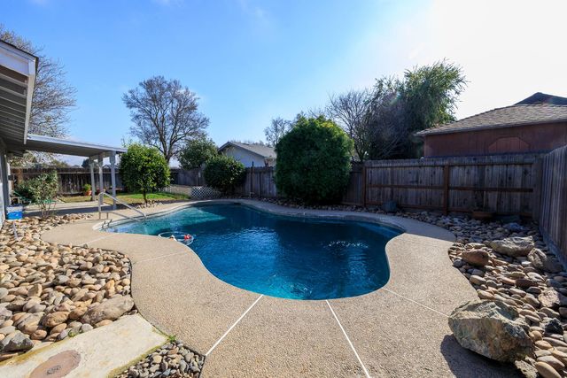 495 Valdapena Way, Escalon, CA 95320