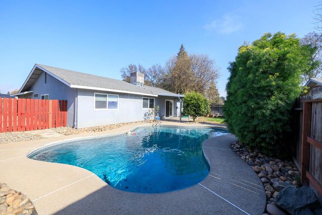 495 Valdapena Way, Escalon, CA 95320