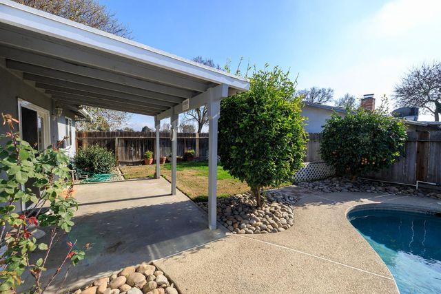 495 Valdapena Way, Escalon, CA 95320