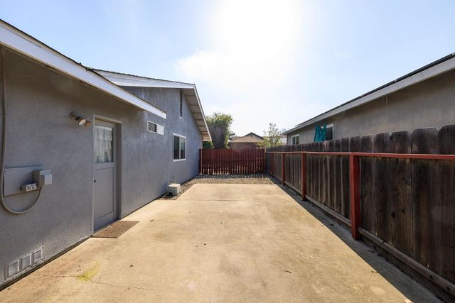 495 Valdapena Way, Escalon, CA 95320