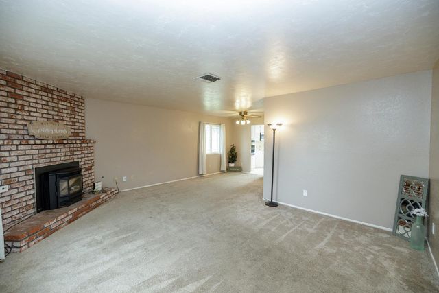 495 Valdapena Way, Escalon, CA 95320