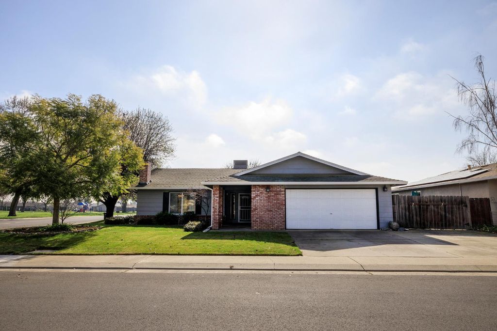 495 Valdapena Way, Escalon, CA 95320