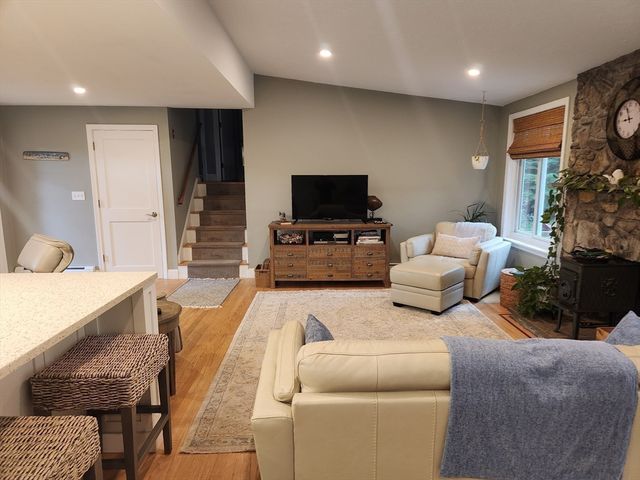 10 Howard Ave, Bourne, MA 02553