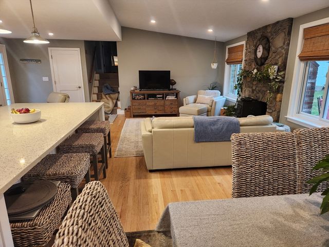 10 Howard Ave, Bourne, MA 02553