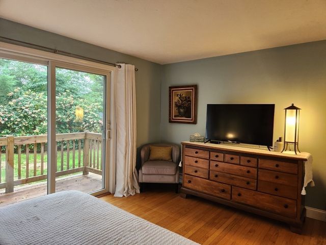 10 Howard Ave, Bourne, MA 02553