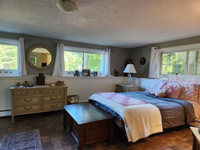 10 Howard Ave, Bourne, MA 02553