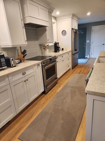 10 Howard Ave, Bourne, MA 02553