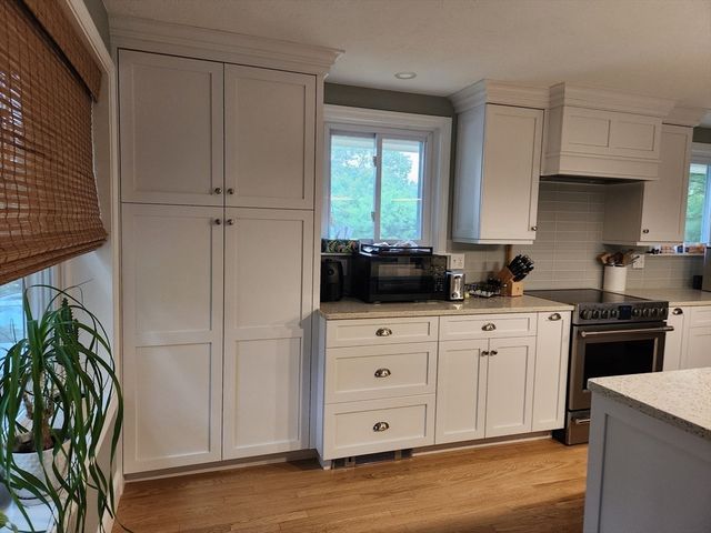 10 Howard Ave, Bourne, MA 02553