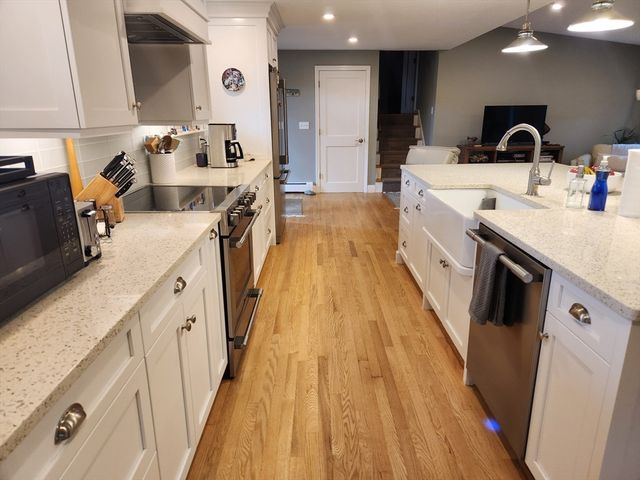 10 Howard Ave, Bourne, MA 02553