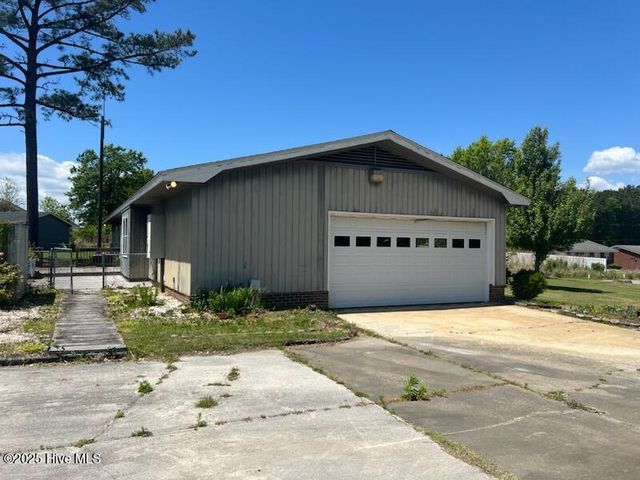 141 W Thomas Drive, Jacksonville, NC 28546