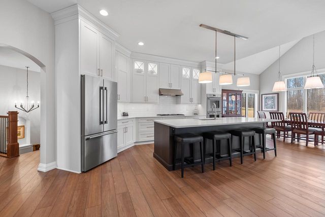 3750 W Pine View COURT, Mequon, WI 53097