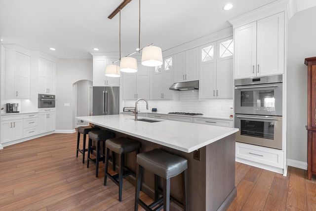 3750 W Pine View COURT, Mequon, WI 53097