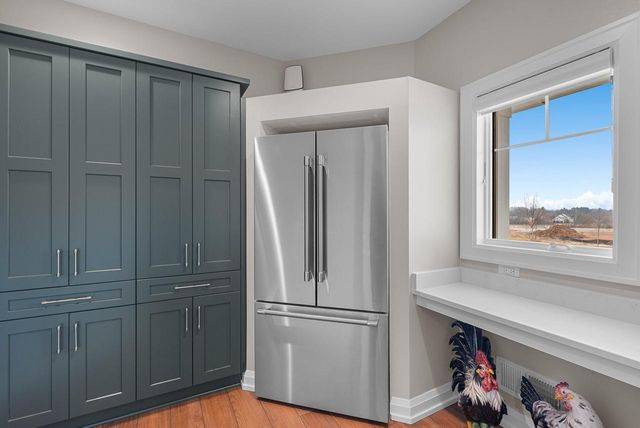 3750 W Pine View COURT, Mequon, WI 53097