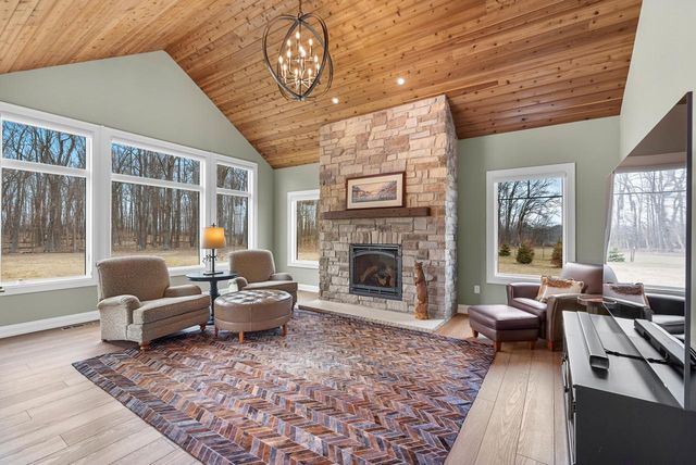 3750 W Pine View COURT, Mequon, WI 53097