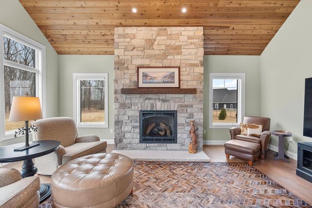 3750 W Pine View COURT, Mequon, WI 53097