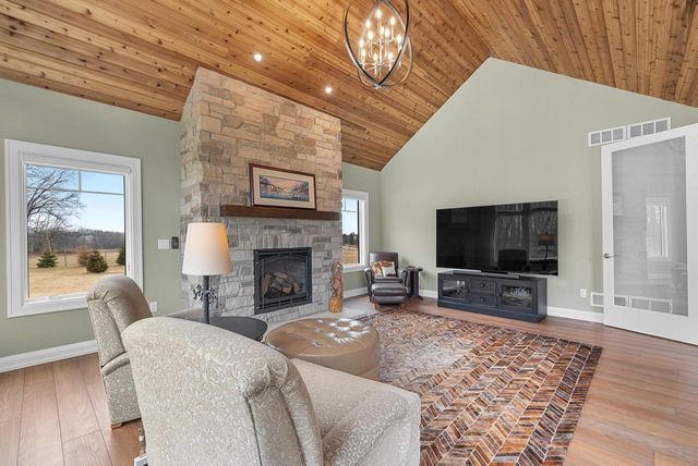 3750 W Pine View COURT, Mequon, WI 53097