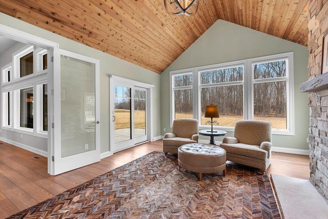 3750 W Pine View COURT, Mequon, WI 53097