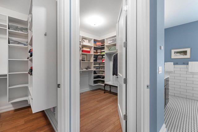 3750 W Pine View COURT, Mequon, WI 53097