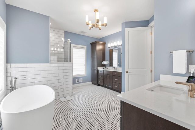 3750 W Pine View COURT, Mequon, WI 53097