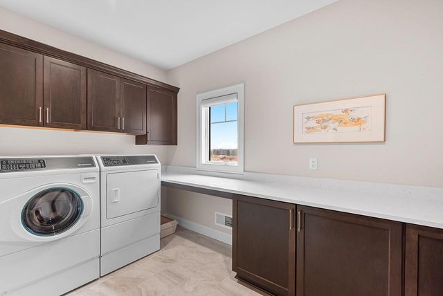 3750 W Pine View COURT, Mequon, WI 53097