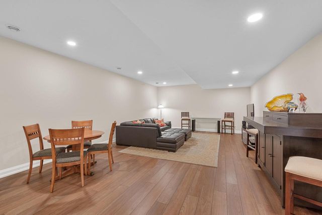 3750 W Pine View COURT, Mequon, WI 53097