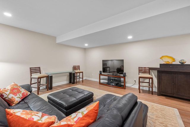 3750 W Pine View COURT, Mequon, WI 53097