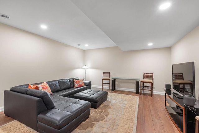 3750 W Pine View COURT, Mequon, WI 53097