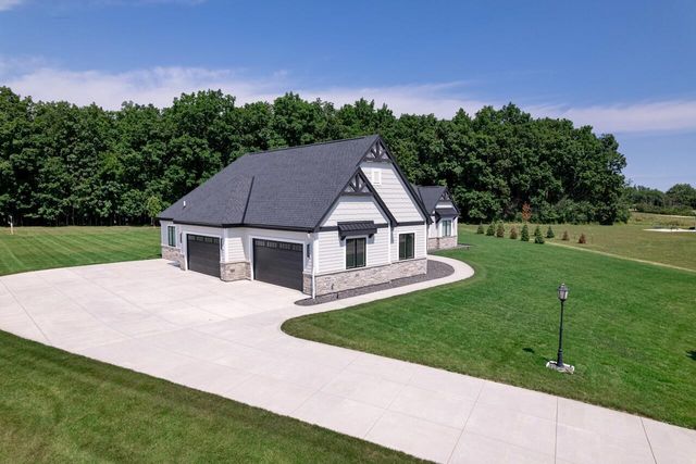 3750 W Pine View COURT, Mequon, WI 53097